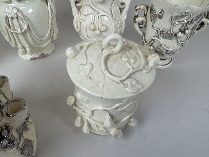 LANGEAIS.
6 pièces de forme en faïence crème...