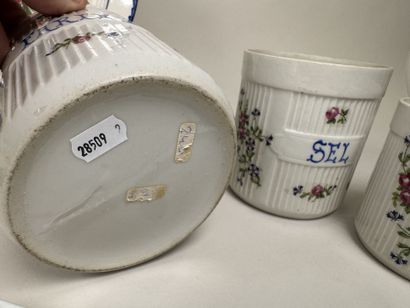 Lot en porcelaine et faïence polychrome comprenant...