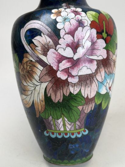 ASIE, XXe.
Vase balustre en laiton cloisonné...