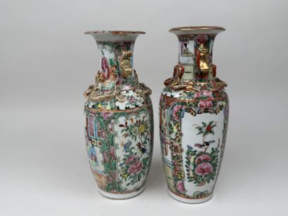 CHINE, CANTON, XXe.
Deux vases en porcelaine...