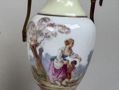Paire de vases en porcelaine polychrome et...