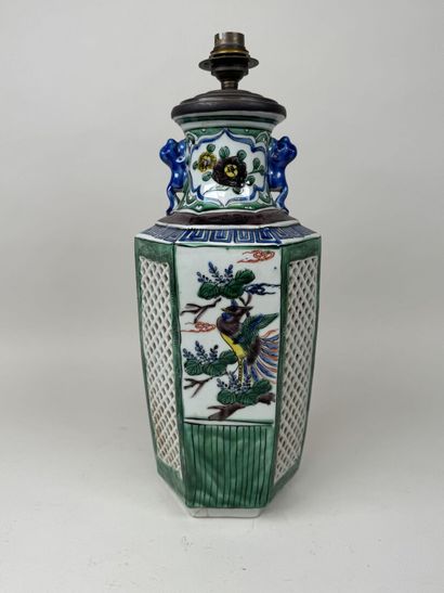 JAPON, XXe.
Vase en porcelaine ajourée et...