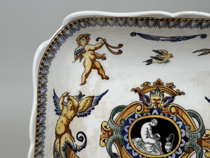 GIEN.
Coupe sur talon en faïence polychrome...