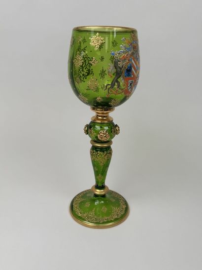 Verre calice en cristal coloré à décor émaillé...