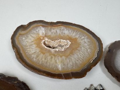 Collection de 9 pierres dures dont agate,...