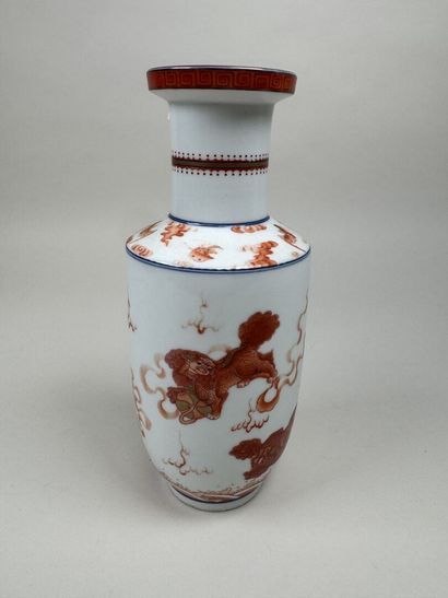 ASIE, XXe.
Vase en porcelaine polychrome...