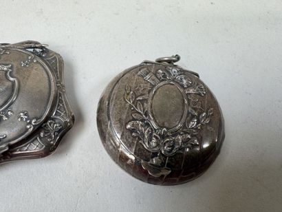 Deux poudriers et un hochet d'enfant en argent...
