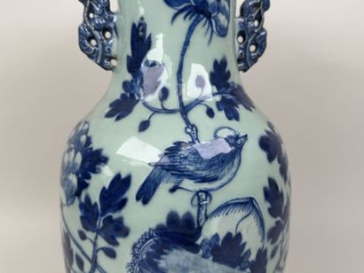 CHINE, XXe.
Grand vase balustre en porcelaine...