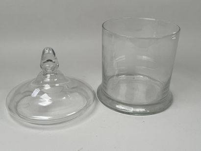 Grand bocal ou pot couvert en verre moulé...