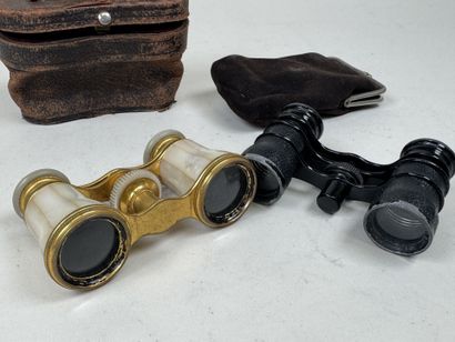 Deux paires de jumelles de théâtre en métal...