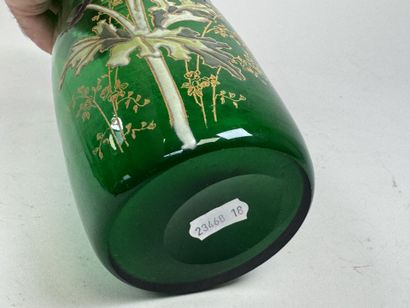 Vase en verre coloré vert à décor émaillé...