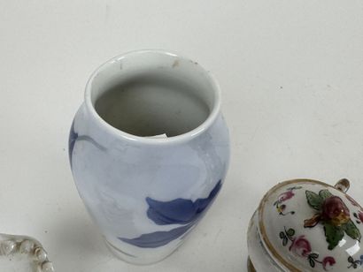Lot comprenant :
- COPENHAGUE.
Petit vase...