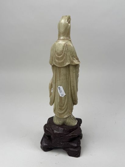 CHINE, XXe.
Personnage aux instruments.
Sujet...