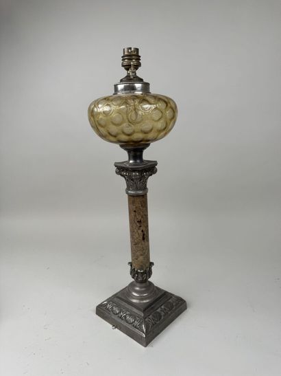 Lampe à pétrole en régule, le fut en marbre,...