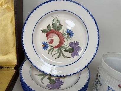 Lot en porcelaine et faïence polychrome comprenant...