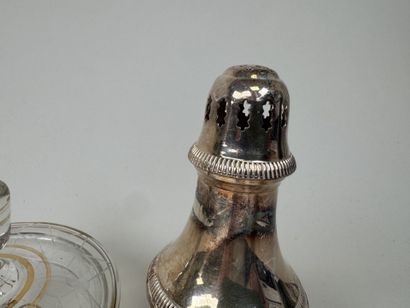 CHRISTOFLE.
Saupoudreuse en métal argenté.
Estampillée.
H....