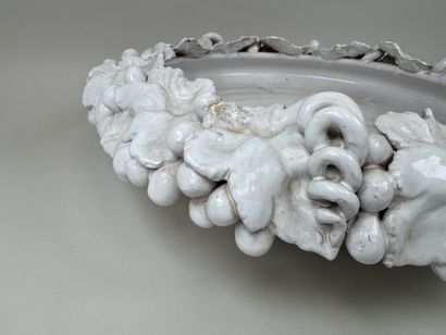 Grande coupe circulaire en céramique blanche...