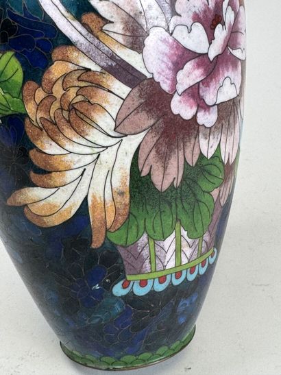 ASIE, XXe.
Vase balustre en laiton cloisonné...