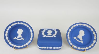WEDGWOOD.
Lot de trois pièces en porcelaine...