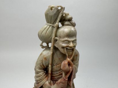 CHINE, XXe.
Pêcheur.
Sujet en pierre de lard...
