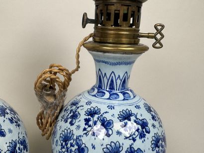 DELFT, XIXe.
Paire de lampes à pétrole en...