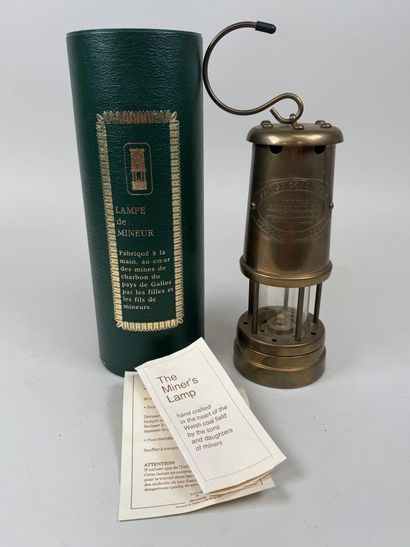 Lampe de mineur décorative en laiton et verre.
H....