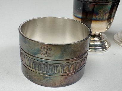 CHRISTOFLE.
Modèle MALMAISON.
Paire de coquetiers...