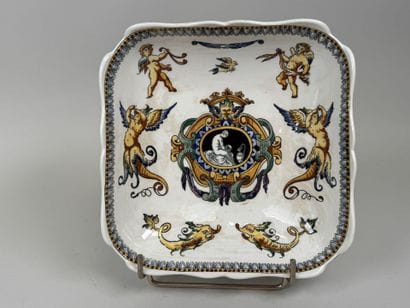 GIEN.
Coupe sur talon en faïence polychrome...