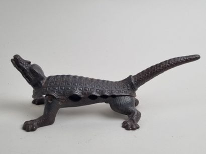 Mâche-bouchon figuratif CROCODILE en posture...
