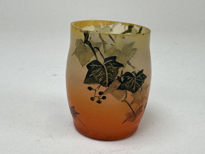 PEYNAUD, XXe.
Petit vase en verre à décor...