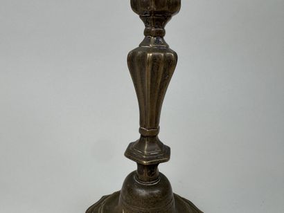 Bougeoir anciennement en bronze argenté.
H....