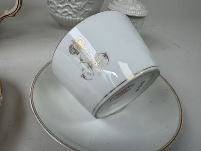 Lot en faïence et porcelaine comprenant :
-...