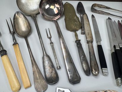 Partie de ménagère en métal argenté à décor...