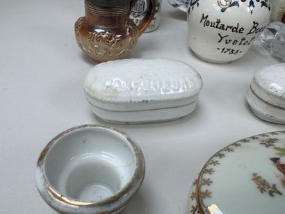 Important lot d'objets de vitrine comprenant...
