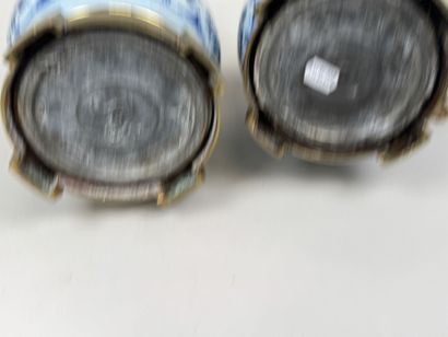 DELFT, XIXe.
Paire de lampes à pétrole en...