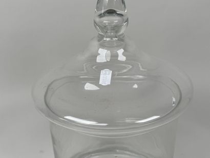 Grand bocal ou pot couvert en verre moulé...