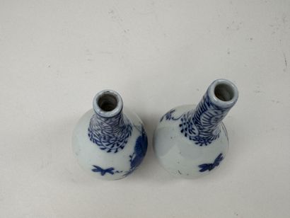 ASIE, XXe.
Paire de petits vases en porcelaine...