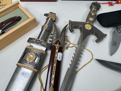 Collection de 10 couteaux et dagues modernes...
