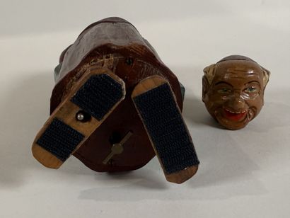 Personnage en bois sculpté et peint. Équipé...
