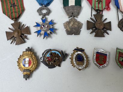 Lot de 11 médailles militaires et civils...