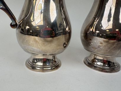 Deux brocs à eau en métal argenté, les prises...