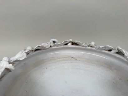 Grande coupe circulaire en céramique blanche...