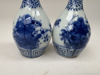 ASIE, XXe.
Paire de petits vases en porcelaine...