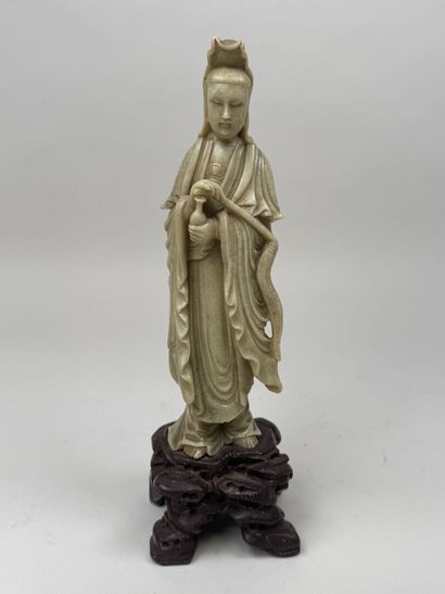 CHINE, XXe.
Personnage aux instruments.
Sujet...