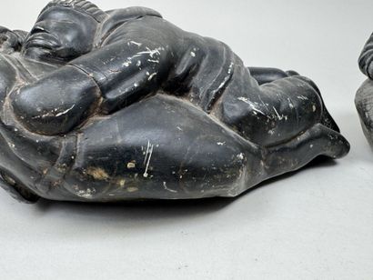 Art Inuit, XXe.
Personnage couché et homme...