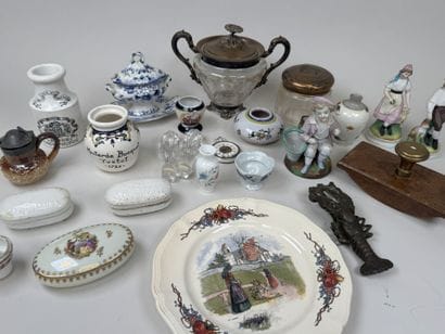 Important lot d'objets de vitrine comprenant...