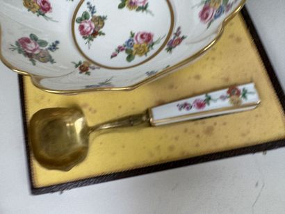 Lot en porcelaine et faïence polychrome comprenant...