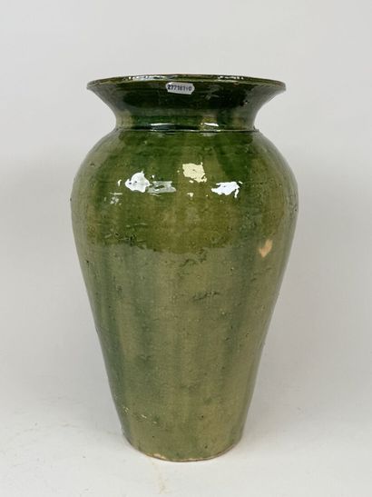 Important vase en grès émaillé sur fond vert.
Marque...