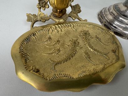 VIETNAM, XXe.
Encrier de bureau en bronze...