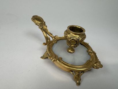 Petit bougeoir à main en bronze doré et ciselé...